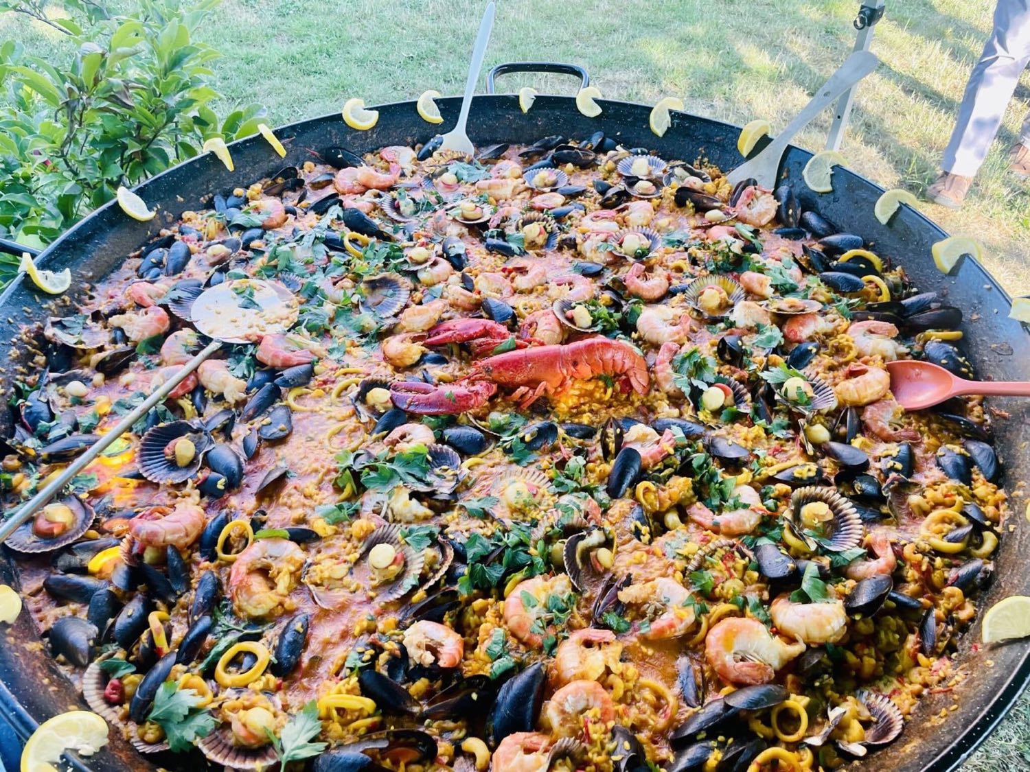 Stor paella tilberedt over åben ild