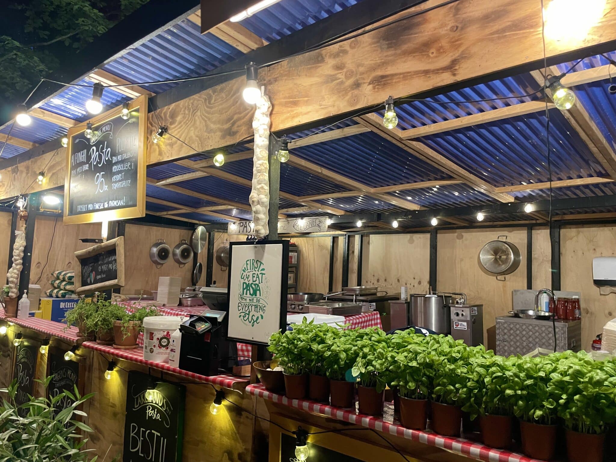 Stemningsfuld street food-bod med lys og detaljer