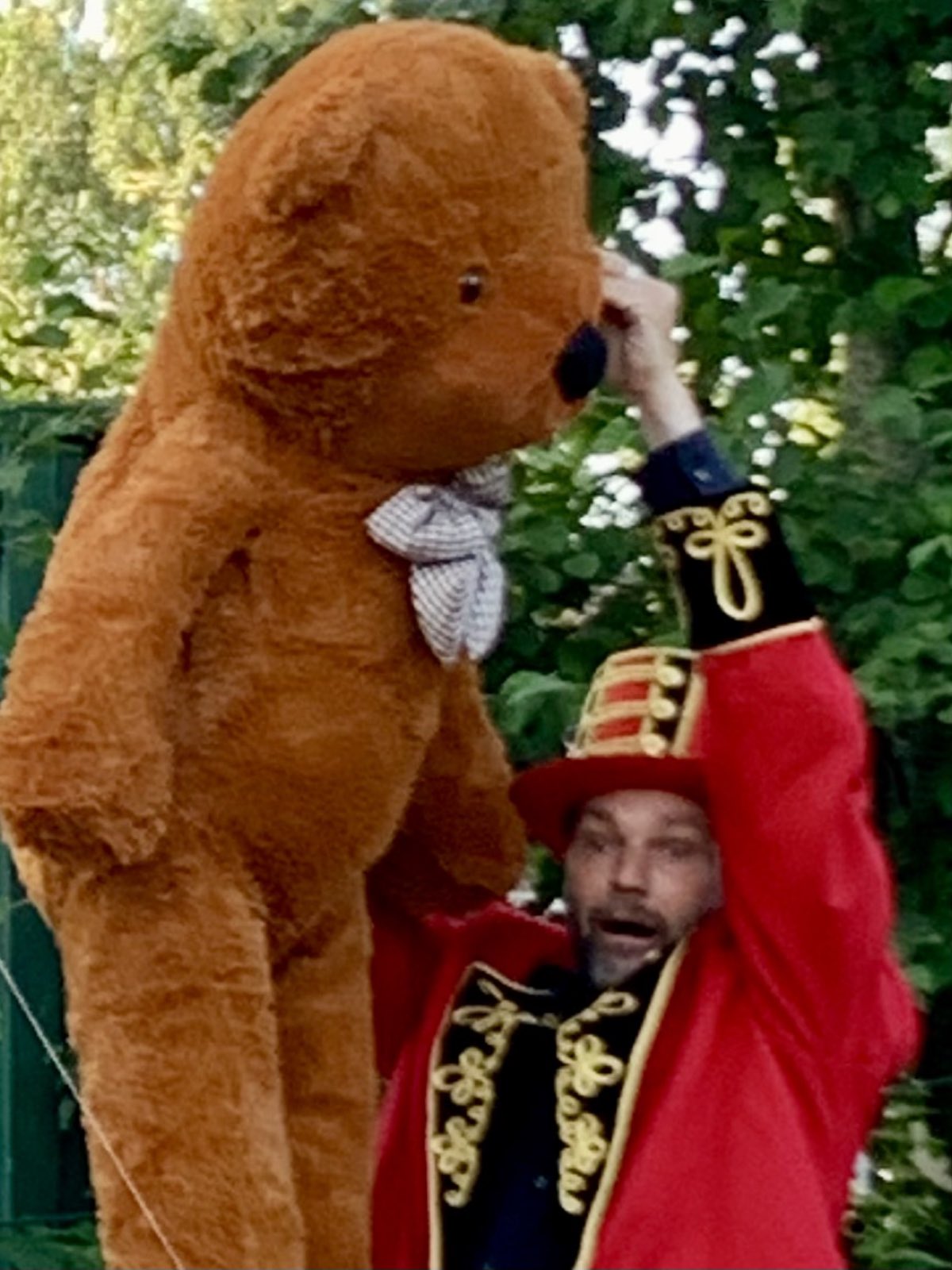 Cirkusdirektøren i et sjovt cirkusnummer med en kæmpe bamse